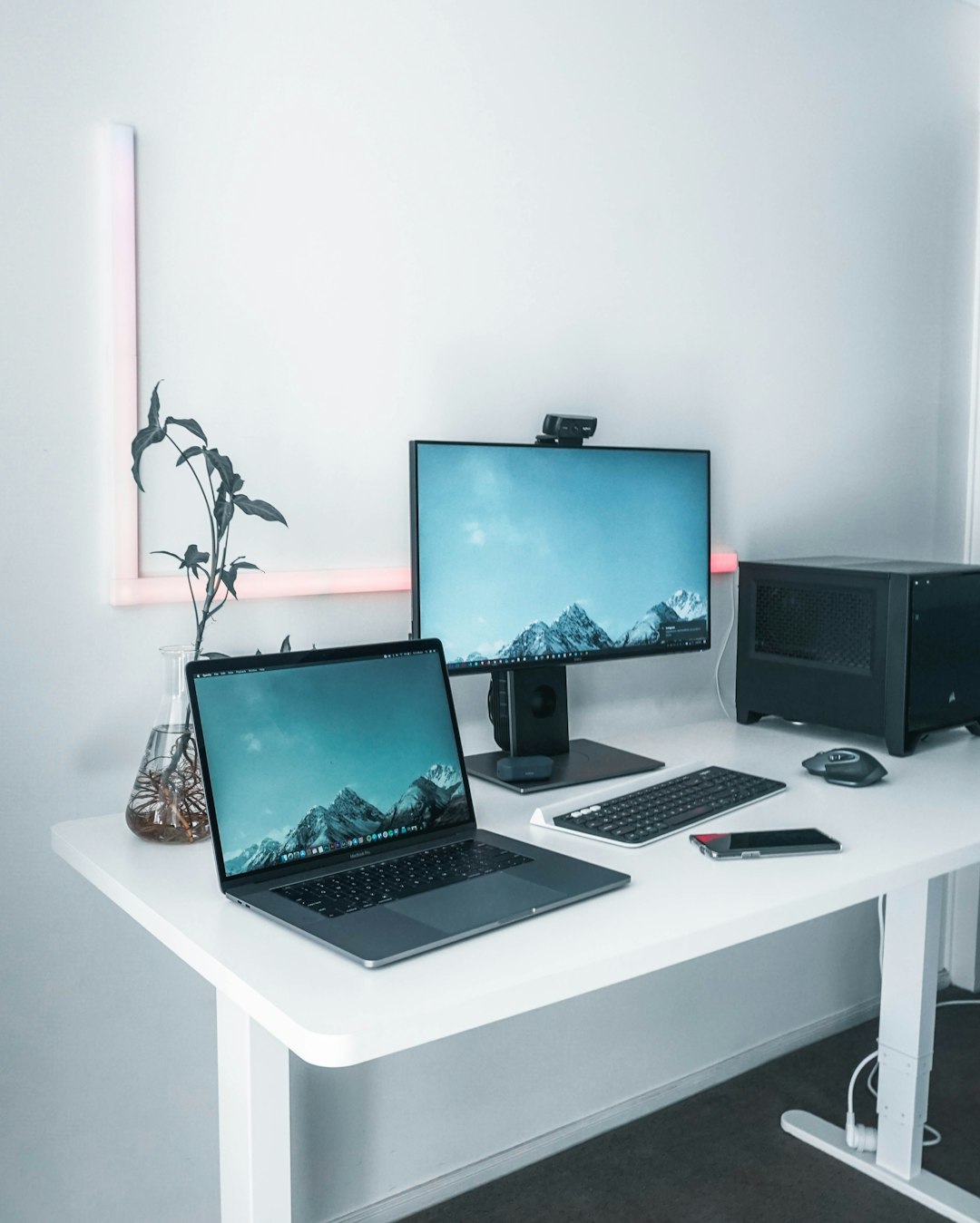Added a Macbook Pro to the setup! 🥰